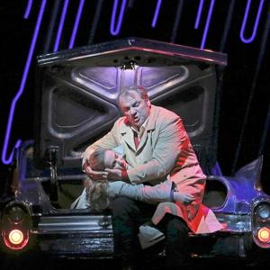 Gilda en la maleta del auto, con Rigoletto al final de la ópera. foto metopera