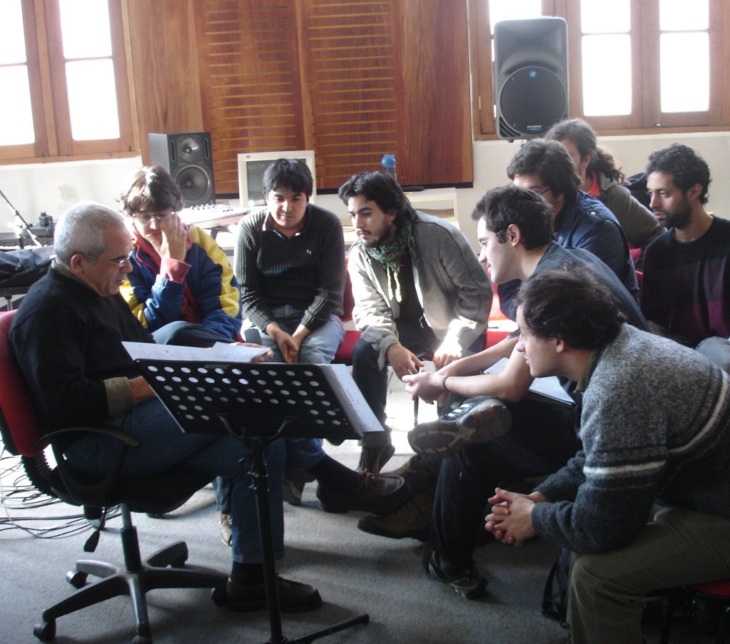 Gabriele Manca, con otros compositores chilenos en un seminario en nuestro país. foto encuentrocompositores