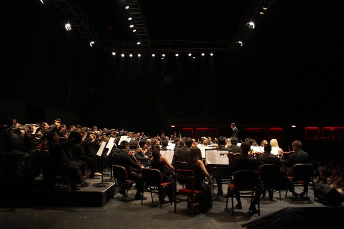 La Orquesta Filarmóniva de Santiago y Paolo Bortolameolli, en el Teatro Caupolicán. foto Isabel Rivera