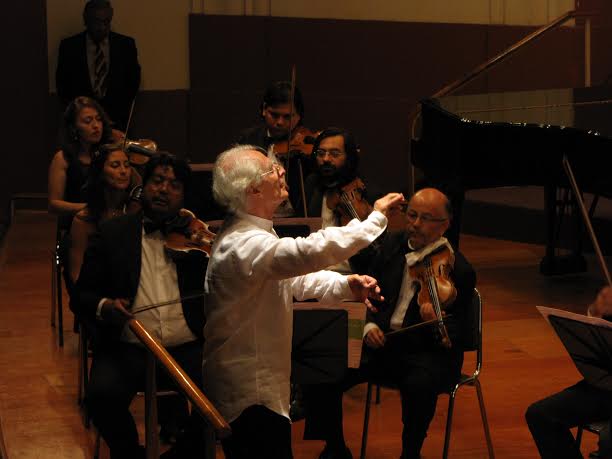 Juan Pablo Izquierdo dirigiendo a la Orquesta de Cámara de Chile. foto usm