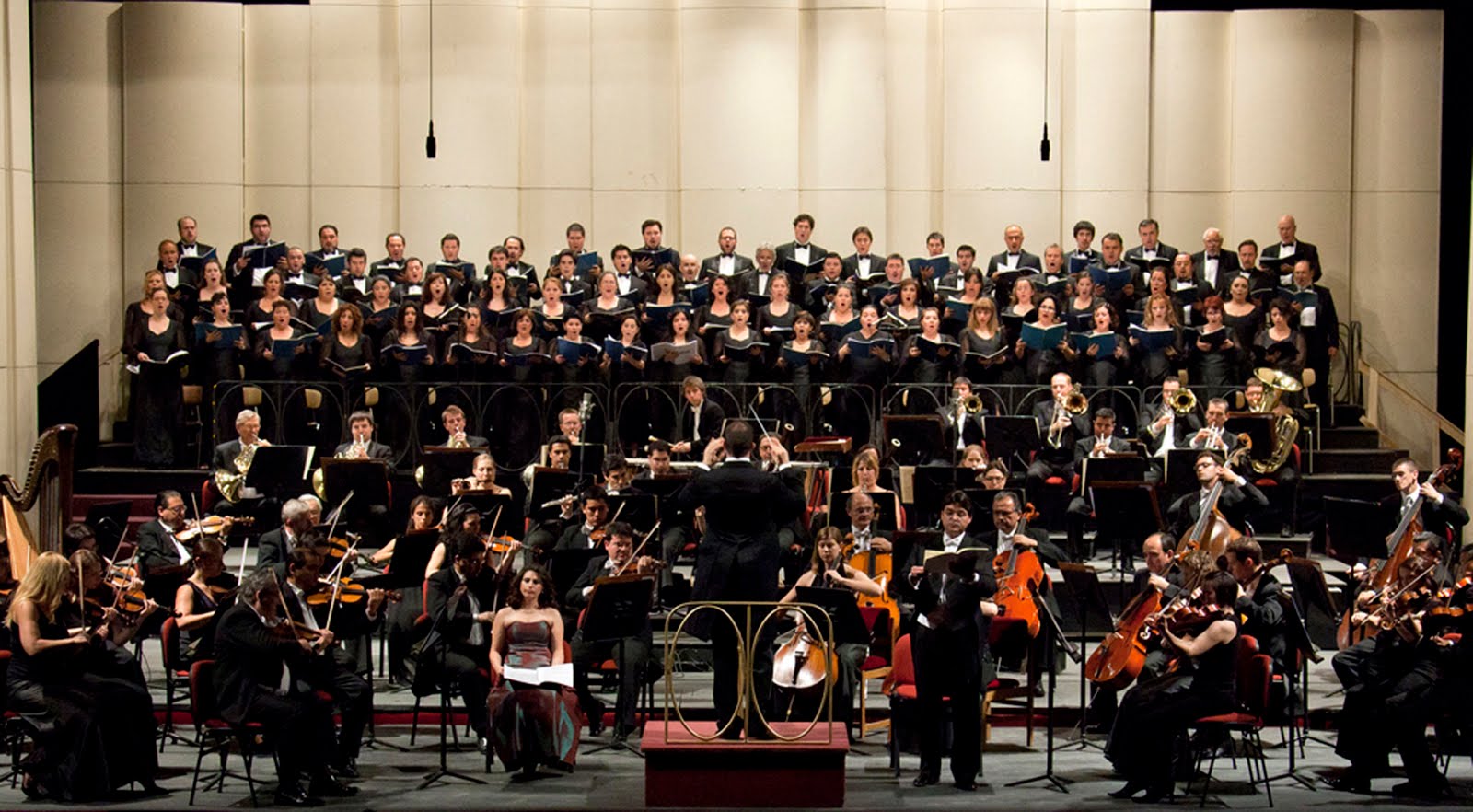Orquesta Filarmónica de Santiago y Coro del Teatro Municipal, en otra presentación. foto visionescriticas
