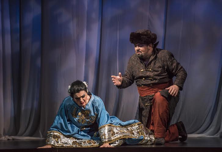 Turandot (Elisabete Matos) y Calaf (Kristian Benedikt) cuando Turandot ha sido seducida por Calaf, en el tercer acto. foto Patricio Melo