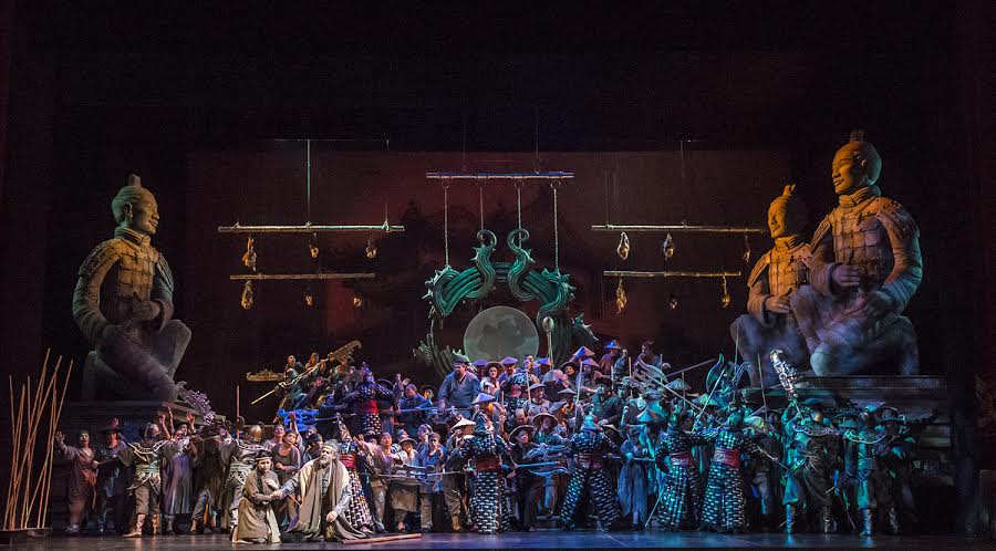 Primera escena de Turandot, el pueblo espera la ejecución del Príncipe de Persia, en primer plano Timur (Alexey Tikhorimov) y la esclava Liù (Paulina González) foto Patricio Melo