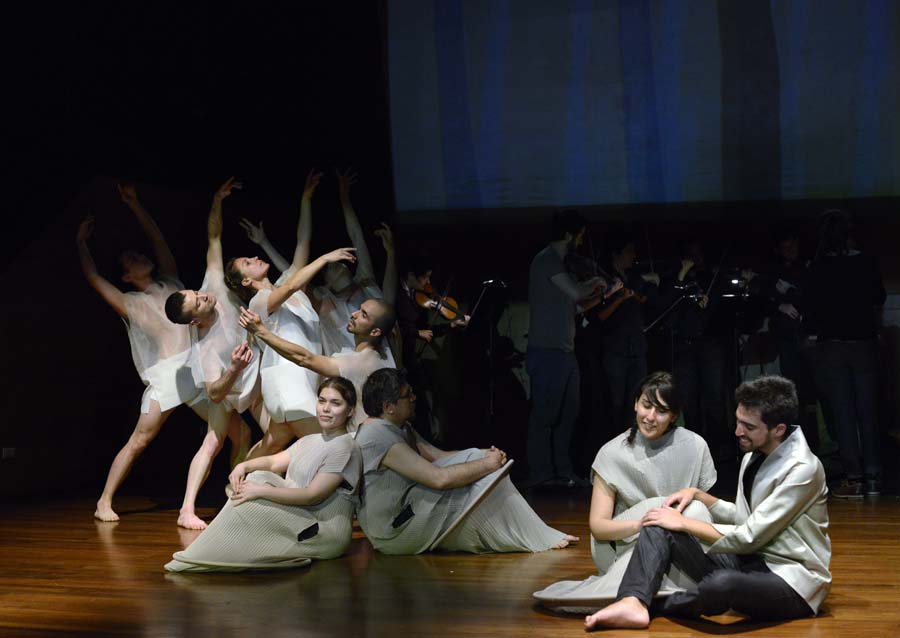 El Marinero (Igor Hernández) y el Coro y Ballet. foto Jorge Sánchez