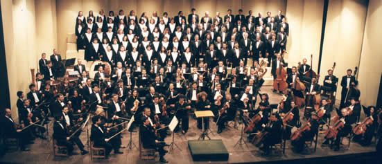Orquesta Sinfónica de Chile y el Coro Sinfónico y la Camerata Vocal de la Universidad de Chile, en otra presentación. foto visionescriticas