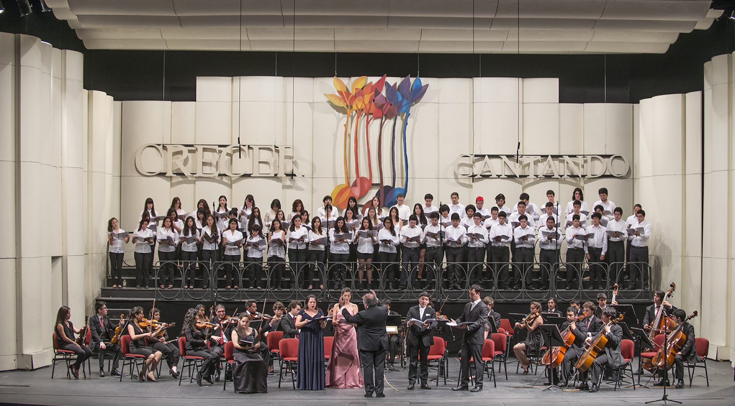 Coro Crecer Cantando, Orquesta Nacional Juvenil, Solistas y José Luis Domínguez, saludando luego del Magníficat de J.S.Bach. foto Patricio Melo