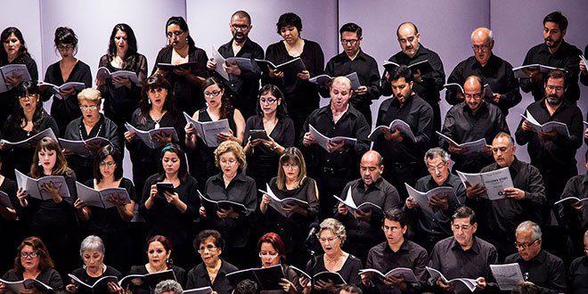 Integrantes del Coro Sinfónico y de la Camerata Vocal de la Universidad de Chile. foto ceac
