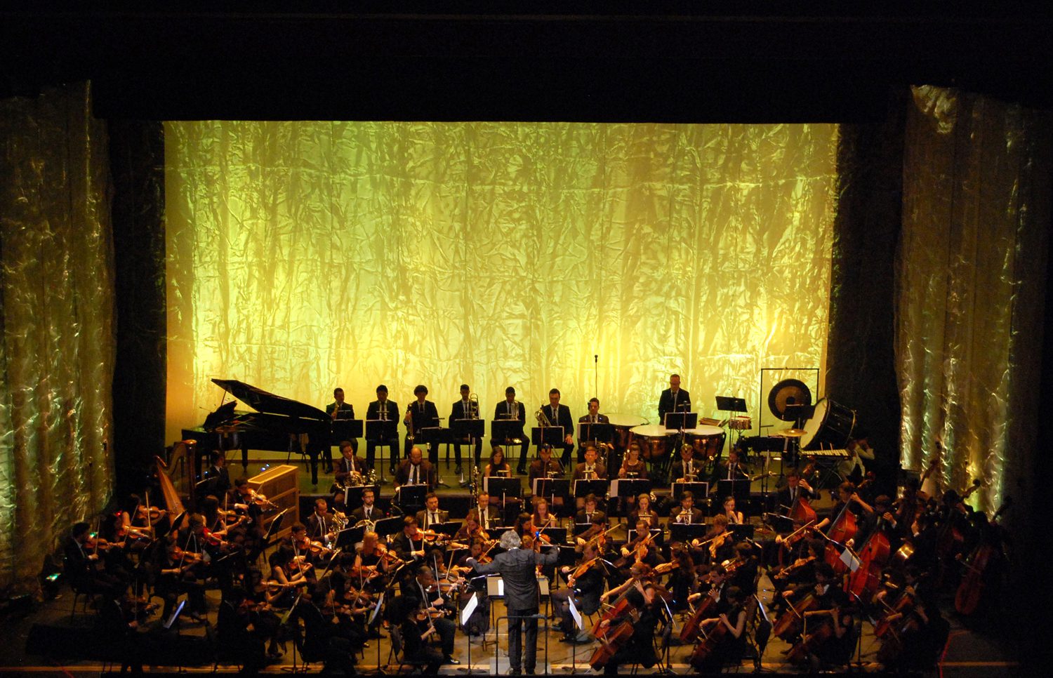 La Orquesta Academia Internacional Teatro del Lago, interpretando la Sinfonía de Hovannes, dirigida por Mischa Santora. foto Felipe Zapata