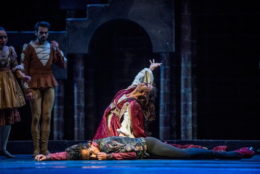 Lady Capuleto (Marcela Goicoechea) llora la muerte de Teobaldo (Agustín Cañulef). foto Patricio Melo
