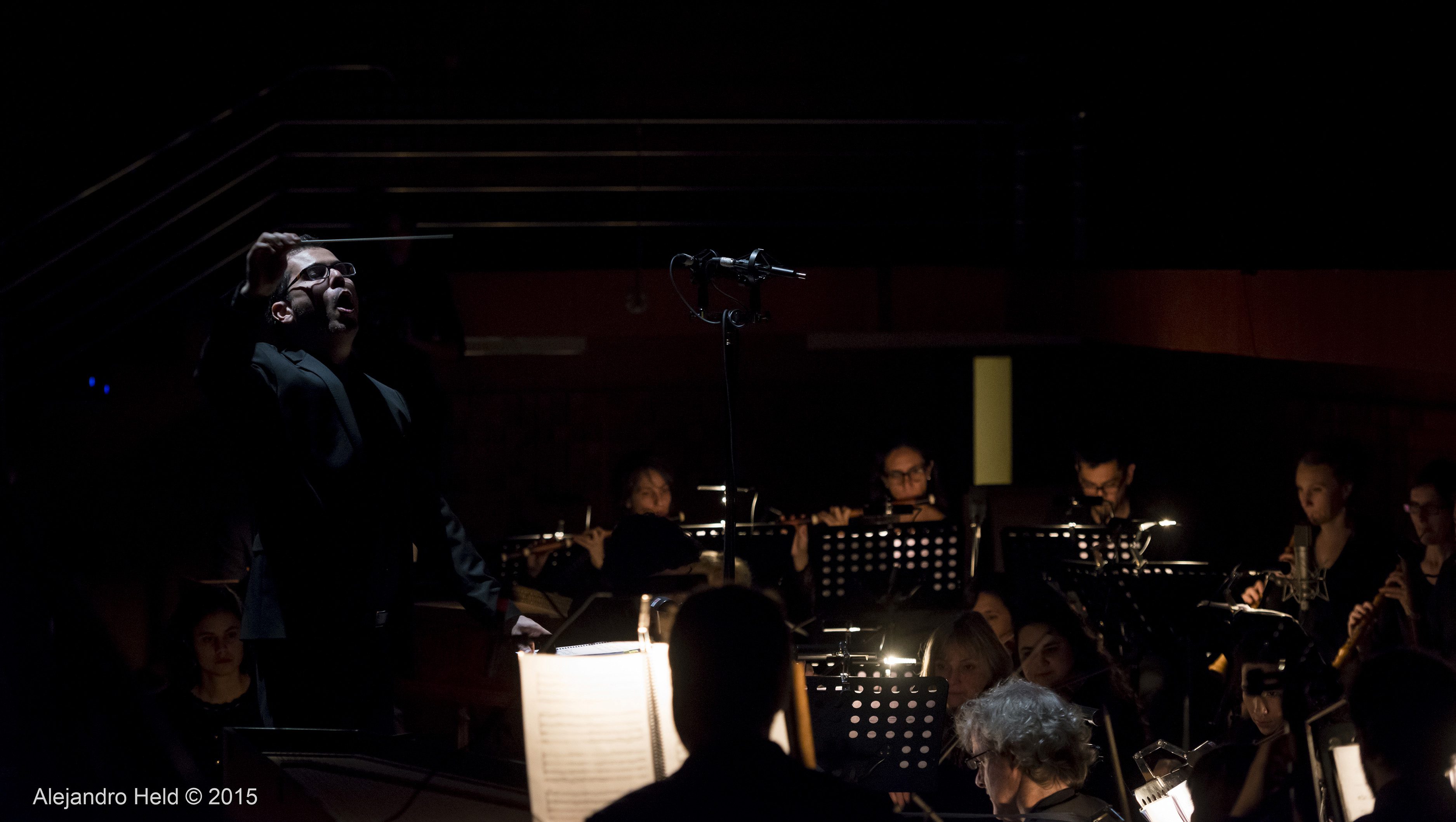 Marcelo Birman dirigiendo en plena función a la Orquesta Barroca NuevoMundo y a la Compañía de Las Luces.