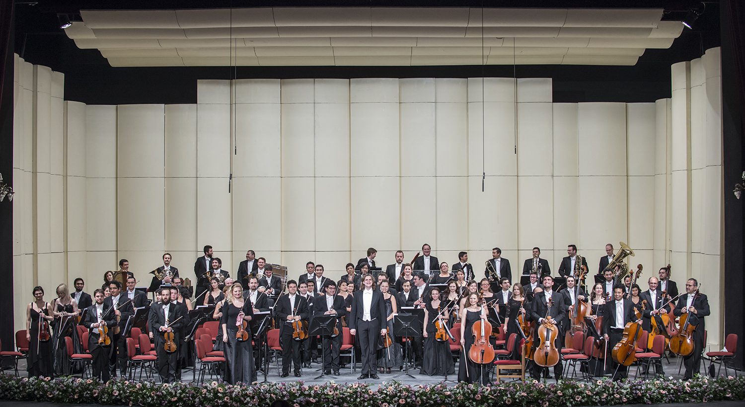 Konstantin Chudovsky y la Orquesta Filarmónica de Santiago, saludan luego de interpretar "Cumpleaño Feíz" antes del iniciar el programa. foto Patricio Melo
