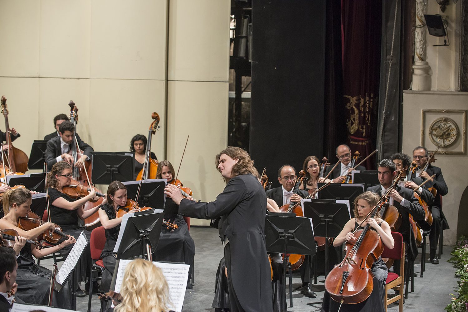 Konstanti Chudovsky, dirigiendo a la Filarmónica durante el concierto aniversario. foto Patricio Melo