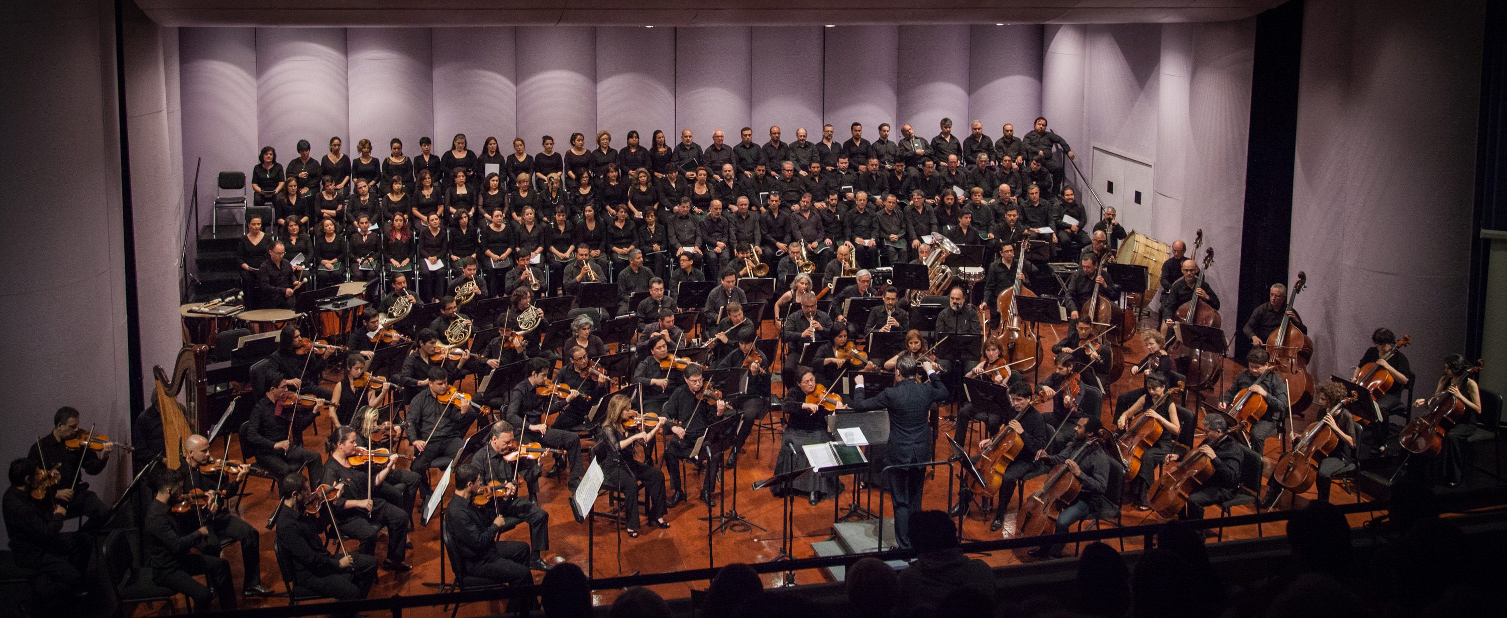 La Orquesta Sinfónica de Chile, junto al Coro Sinfónico y la Camerata Vocal de la Universidad de Chile, dirigidos por François López-Ferrer. foto ceac