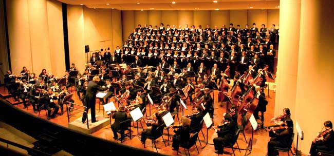 La Orquesta Sinfónica de Chile, junto al Coro Sinfónico y la Camerata Vocal de la Universidad de Chile. foto visionescriticas