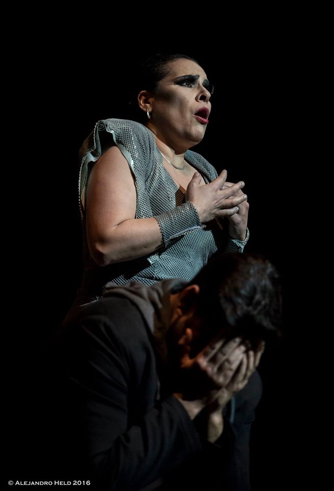 La Mensajera (Evelyn Ramírez) y Orfeo (Patricio Sabaté) llorando al saber que su esposa ha muerto. foto Alejandro Held